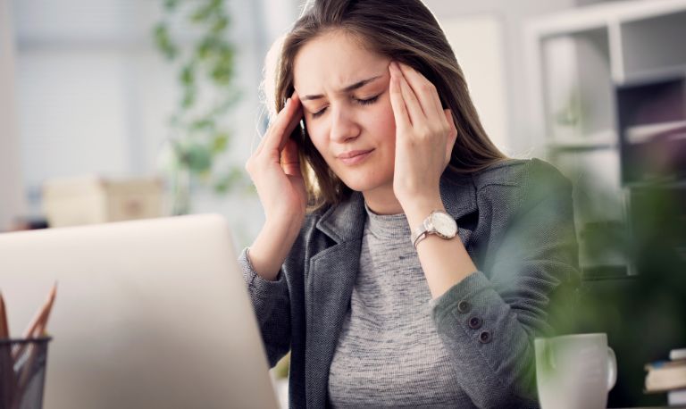 Os melhores óleos essenciais para tratar dor de cabeça